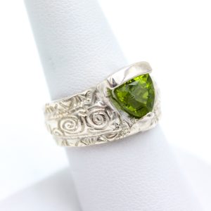 Sterling Silver Ring - "Tribal" Design - Peridot (23013RS)