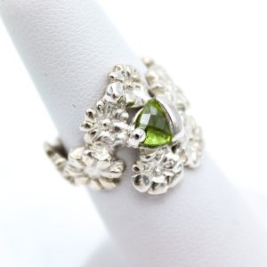 Sterling Silver Ring - "Daisy Band" Design - Peridot (23049RS)